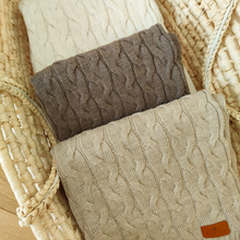 Carica l'immagine nel visualizzatore di Gallery, COPERTA IN LANA MERINO 100% - TRAMA TRECCIA - CHOCOLATE DREAM
