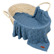 Carica l'immagine nel visualizzatore di Gallery, COPERTA IN BAMBOO A MAGLIA LAVORATA - TRAMA FOGLIE – 80x100 - JEANS