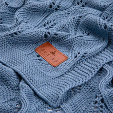 Carica l'immagine nel visualizzatore di Gallery, COPERTA IN BAMBOO A MAGLIA LAVORATA - TRAMA FOGLIE – 80x100 - JEANS