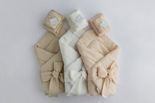 Carica l'immagine nel visualizzatore di Gallery, SACCO NANNA AVVOLGI BEBÉ - MUSSOLA BIO - BIANCO LATTE