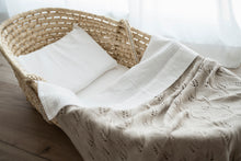 Carica l'immagine nel visualizzatore di Gallery, SET LENZUOLA CULLA E CARROZZINA - MUSSOLA BIO - BIANCO LATTE