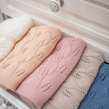 Carica l'immagine nel visualizzatore di Gallery, COPERTA IN BAMBOO A MAGLIA LAVORATA - TRAMA FOGLIE – 80x100 - JEANS