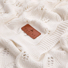 Carica l'immagine nel visualizzatore di Gallery, COPERTA IN BAMBOO A MAGLIA LAVORATA - TRAMA FOGLIE – 80x100 - BIANCO LATTE