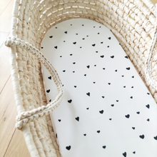 Carica l'immagine nel visualizzatore di Gallery, LENZUOLO CON ANGOLI PER CULLA E CARROZZINA - 100% COTONE - CUORI