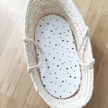 Carica l'immagine nel visualizzatore di Gallery, LENZUOLO CON ANGOLI PER CULLA E CARROZZINA - 100% COTONE - CUORI